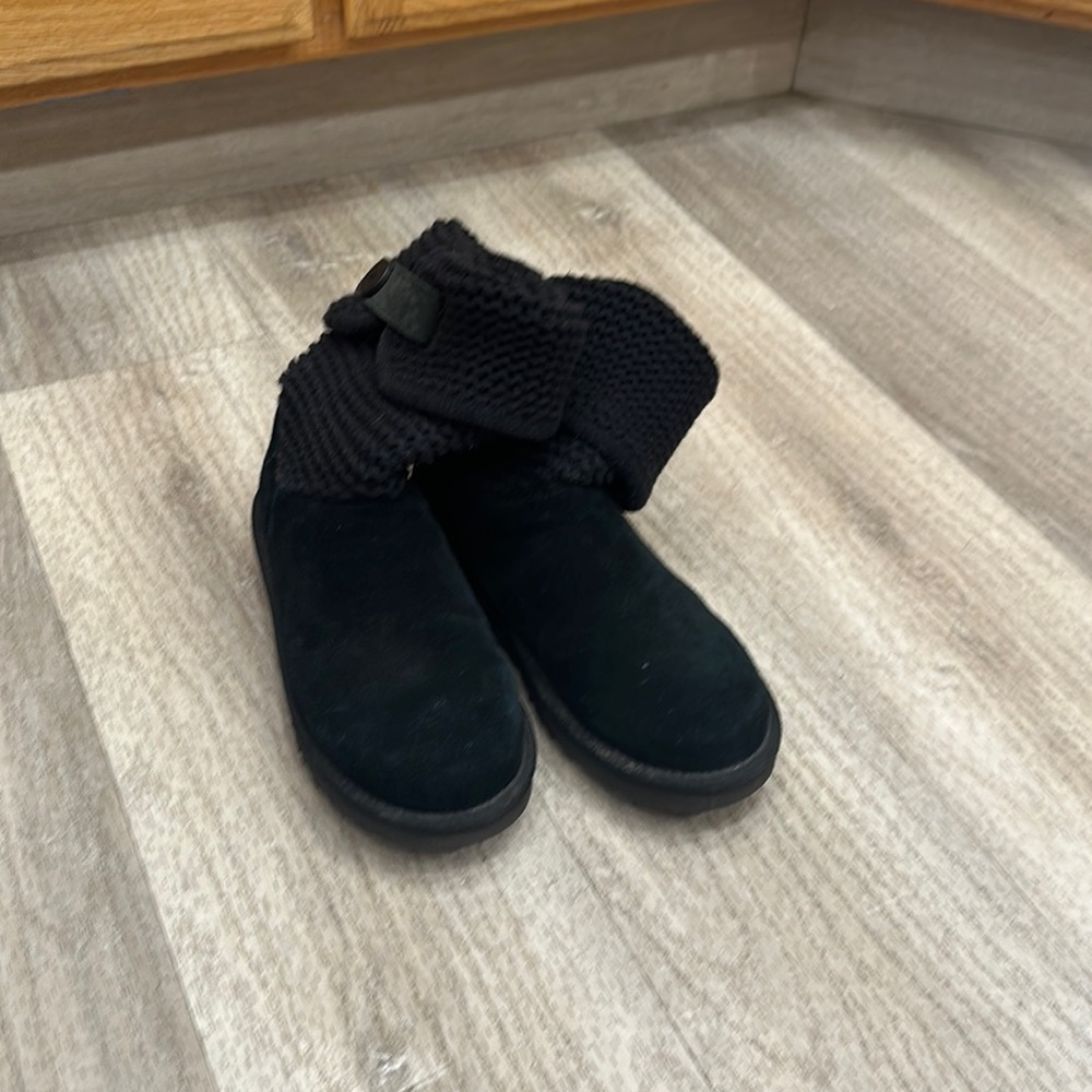 UGG Shaina woman’s knit cuff wool lined boots in black suede size 7